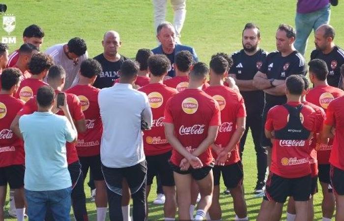 أنهاها بقراءة الفاتحة والتعهد.. تفاصيل جلسة محمود الخطيب مع لاعبي الأهلي في مران اليوم