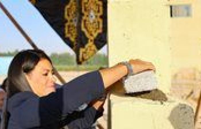 وزيرة التخطيط تضع حجر الأساس لمصنع تربية ديدان القز وإنتاج الحرير الطبيعي خلال زيارتها لمحافظة قنا