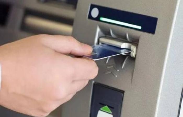 زيادات في عمليات التحويل وسعر بطاقات السحب الأوتوماتيكي .. حقوق المستهلك تنتقد اختلالات الخدمات البنكية