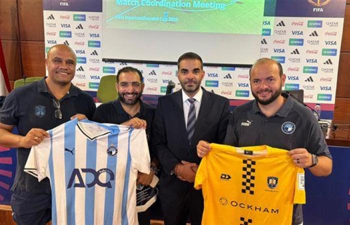 كأس إنتركونتيننتال.. بيراميدز وأوكلاند سيتي يتبادلان الهدايا التذكارية