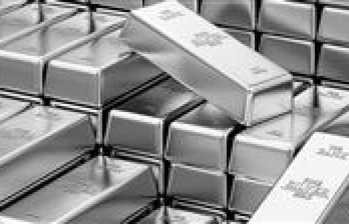 الفضة تقترب من قمتها التاريخية.. صعود استثماري وصناعي مدفوع بضعف الدولار وشح المعروض