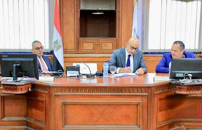 وزير التربية والتعليم يعقد اجتماعًا مع قيادات الهيئة العامة للأبنية التعليمية