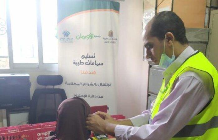 تسليم 659 سماعة طبية للأكثر احتياجًا بقرى ونجوع بني سويف