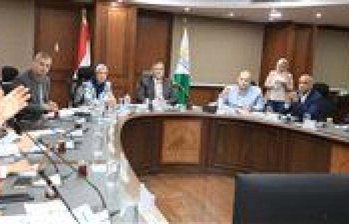 محافظ الجيزة يناقش المقترحات الخاصة بالمخططات العامة لتطوير منطقة عزبة الصفيح بأبو رواش