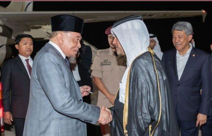رئيس وزراء ماليزيا يصل الدوحة للمشاركة في القمة العربية الإسلامية الطارئة