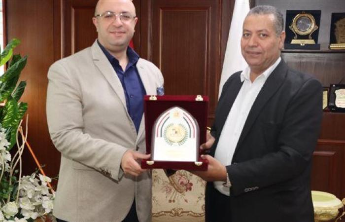 محافظ بنى سويف يكرم وكيل وزارة التموين بعد نقل خدمته إلى الفيوم