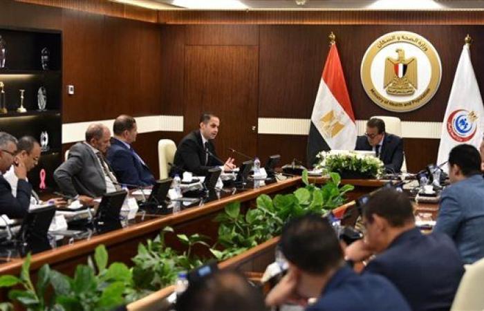 وزير الصحة يناقش خطة التطبيق التدريجي لمنظومة التأمين الصحي الشامل بالمحافظات