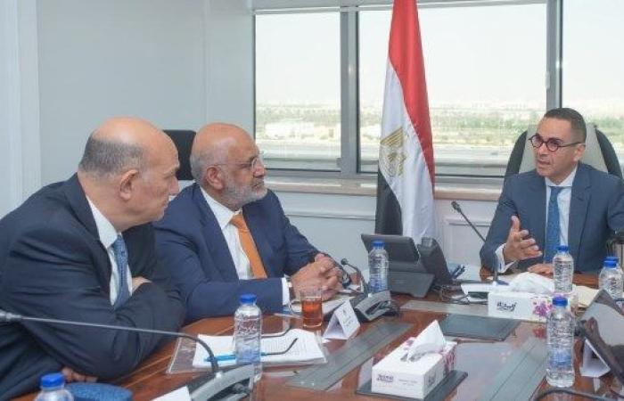 وزير الاستثمار يبحث تعزيز الشراكة مع وفد من مجموعة البنك الدولي