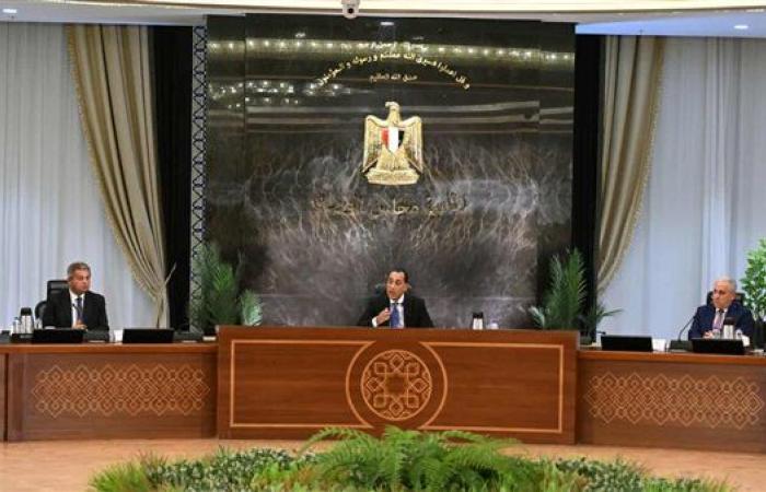 رئيس الوزراء يلتقي عددًا من رؤساء تحرير الصحف والمواقع الإلكترونية لمناقشة القضايا الراهنة والموضوعات على الصعيدين المحلي والعالميّ