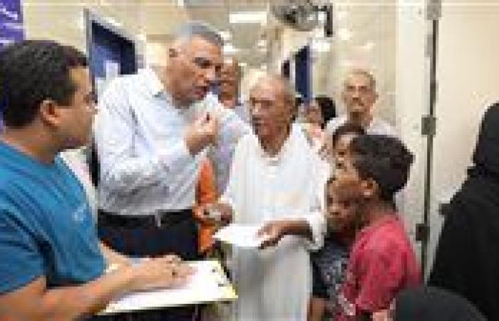 للمرة الثالثة.. محافظ أسوان يفاجئ مركز طب الأسرة.. ويوجه بالتحقيق الفورى فى شكاوى المواطنين