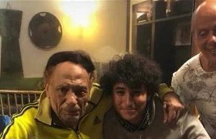 عاجل| أحدث ظهور.. أكرم السعدني ينشر صورة جديدة للزعيم عادل إمام