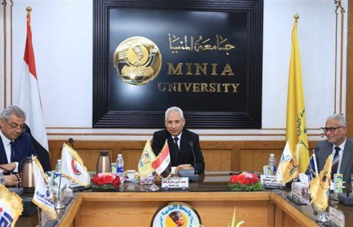 وزير التعليم العالي يهدي المستشفيات الجامعية بالمنيا وسام "نجمة"