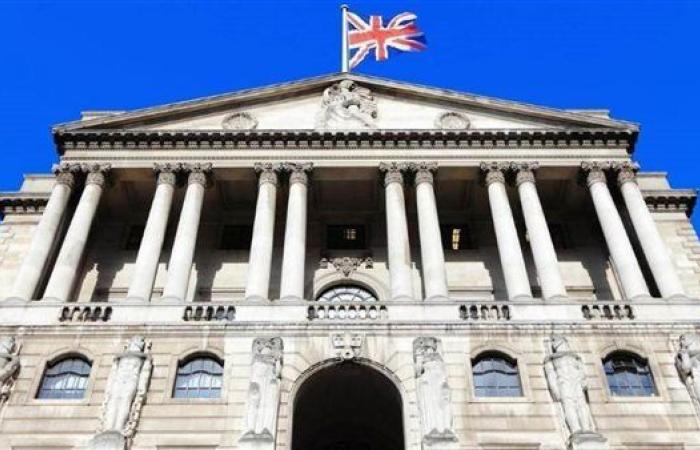 بنك إنجلترا يقترب من خفض أسعار الفائدة إلى 3.25%
