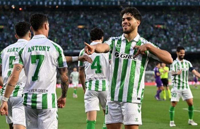 ريال بيتيس ينتزع انتصارًا من فيورنتينا في نصف نهائي دوري المؤتمر الأوروبي