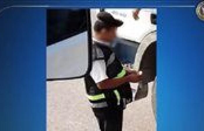 مصدر أمني: فيديو تجاوز أحد أفراد الشرطة عند استيقاف سيارة نقل بأحد الطرق السريعة "قديم"