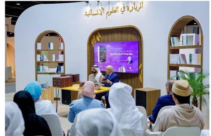 د. الخشت يوقع كتابه "موسوعة الأديان العالمية" في معرض أبوظبي الدولي للكتاب 2025