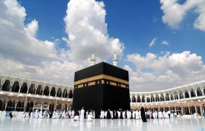حكم ارتداء المرأة ملابس باهظة الثمن لالتقاط صور أمام الكعبة.. أمينة الفتوى تجيب