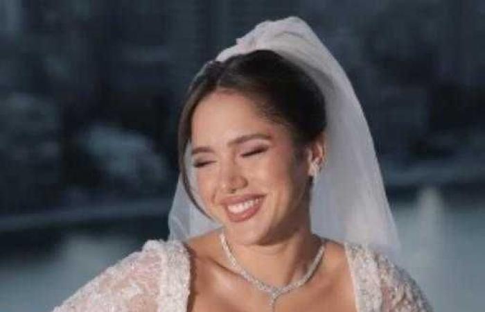 رنا رئيس تبدأ حفل زفافها برقصة على المسرح مع زوجها وسط أجواء مميزة