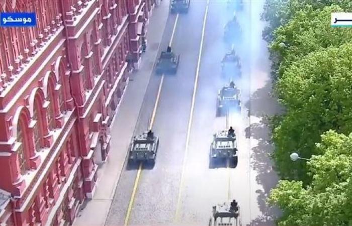 عرض عسكري كبير بالدبابات والمدرعات والصواريخ الروسية خلال الاحتفال بعيد النصر.. فيديو