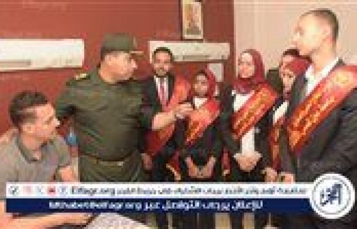 وفد من طلاب جامعة عين شمس في زيارة مصابي العمليات الإرهابية بمستشفى حلمية الزيتون