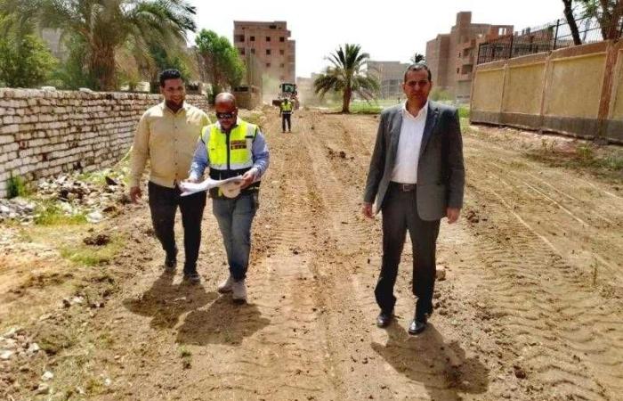 رئيس مدينة الأقصر يتفقد أعمال فتح شارعين بمنطقة حوض 18 بحي جنوب