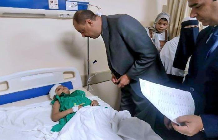 محافظ سوهاج يزور مصابي حادث طريق «جهينة ـ طهطا» ويطمئن على حالتهم الصحية