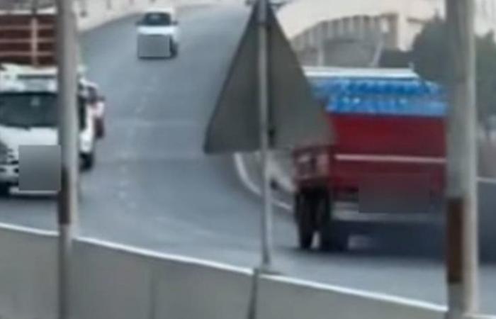 ضبط قائد سيارة نقل للسير عكس الاتجاه أعلى كوبري بالقليوبية