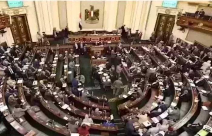 رئيس
      صناعة
      النواب
      يستعرض
      تقرير
      قانون
      لاستلغل
      الذهب
      في
      قطاع
      السكري