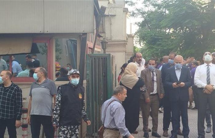 محافظ القاهرة يصل موقع حريق سنترال رمسيس وسط تصاعد ألسنة اللهب والدخان