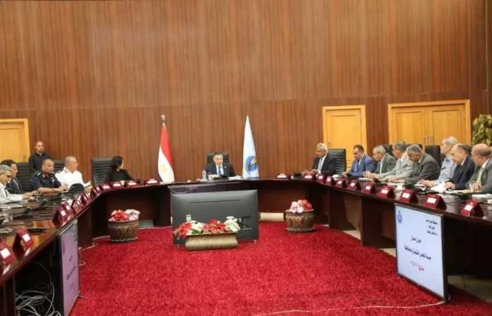 محافظ
      البحر
      الأحمر
      يشدد
      الخناق
      على
      المخالفين
      ويطلق
      حملة
      تطوير
      شاملة
      في
      الغردقة
      ورأس
      غارب