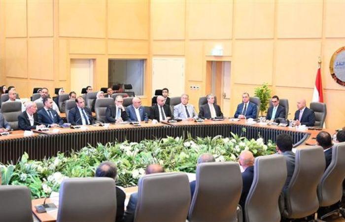 وزير الصناعة يستعرض مع مُصنعي السيارات تعديلات واشتراطات برنامج الحوافز الجديدة