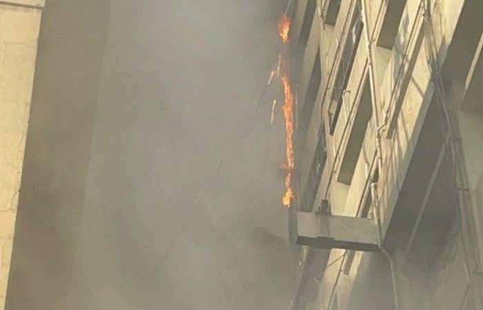 مصدر أمني يكشف تفاصيل حريق سنترال رمسيس: النيران اندلعت في الطابق السابع واحتجاز موظفين داخل المبنى