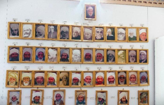 لوحة شرفية تضم صور وأسماء مشايخ الأزهر بمعرض الإسكندرية الدولي للكتاب