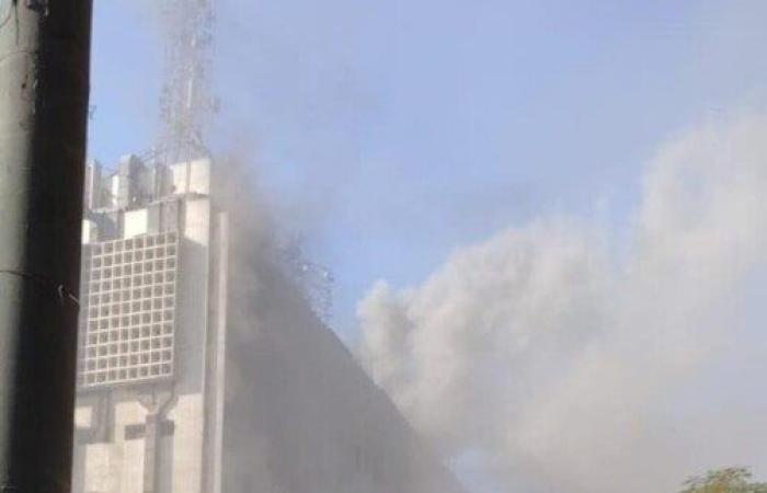 المصرية للاتصالات: جاري السيطرة على حريق سنترال رمسيس بمعاونة رجال الدفاع المدني