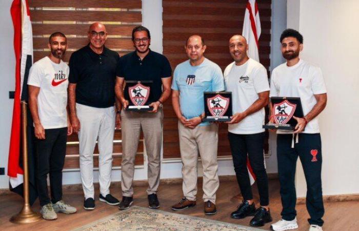 على رأسهم أيمن عبد العزيز.. الزمالك يكرم الجهاز الفني والطبي السابق بعد رحيلهما عن القلعة البيضاء «صور»