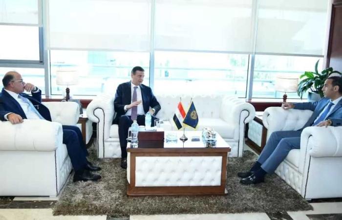 وزير
      الزراعة
      يبحث
      مع
      الرقابة
      المالية
      خطة
      عمل
      صندوق
      التكافل