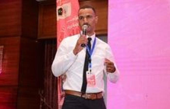 محمد عمر إبراهيم جعيده متحدثًا خلال تكريمه في فعاليات مؤتمر المرأة العربية بحضور الدكتورة إنعام الدرسي وكوكبة من القيادات النسائية العربية