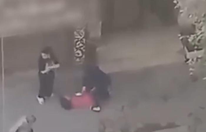 belbalady مصر.. فيديو ما فعله رجل بزوجته بالشارع لرغبتها "بترك منزل الزوجية" يشعل تفاعلا
