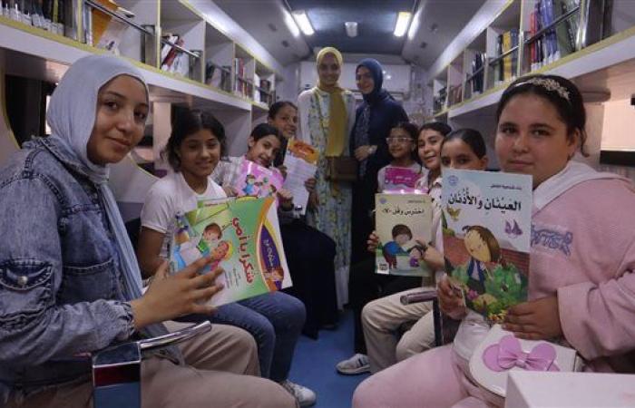 المكتبة المتنقلة تواصل فعاليات "اقرأ.. فكر لمستقبل أفضل" لنشر الثقافة بين أطفال كفر الدوار