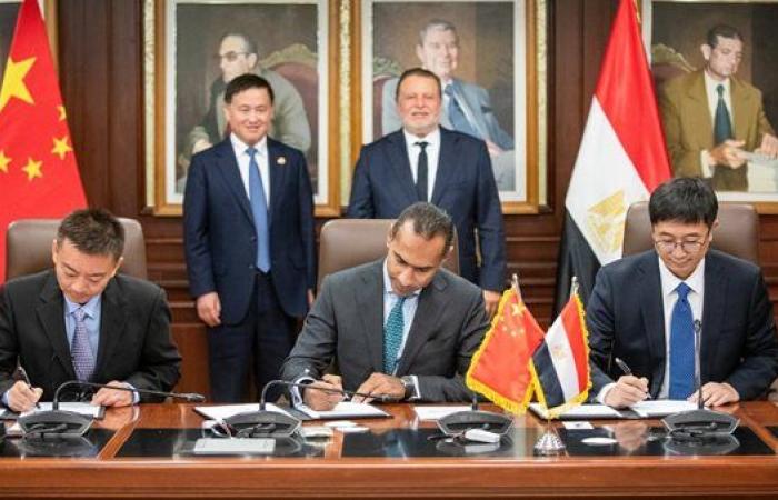 لقاء هام في البنك المركزي.. تراجع مفاجئ للذهب.. وتطور جديد فى رأس الحكمة