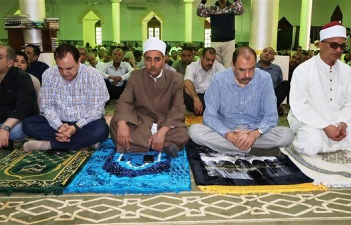 محافظ سوهاج يؤدي صلاة الجمعة بمسجد الشرطة