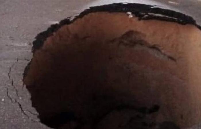 هبوط أرضي بخط صرف صحي أسفل كوبري التجنيد بجسر السويس بالقاهرة| (صور)