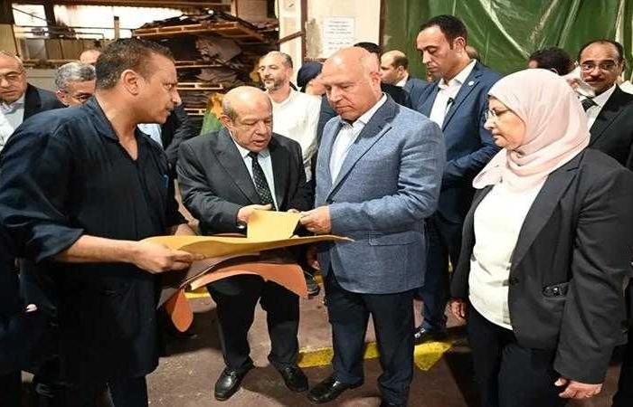 وزير الصناعة والنقل يفتتح مصنع لإنتاج الزجاج الهندسي ويضع حجر الأساس لمصنع جديد