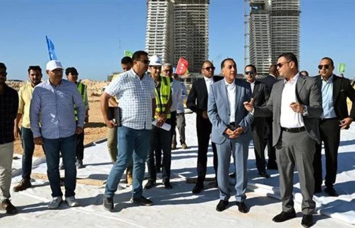 رئيس الوزراء يتفقد أعمال مشروعات "أبراج الداون تاون" بمدينة العلمين الجديدة