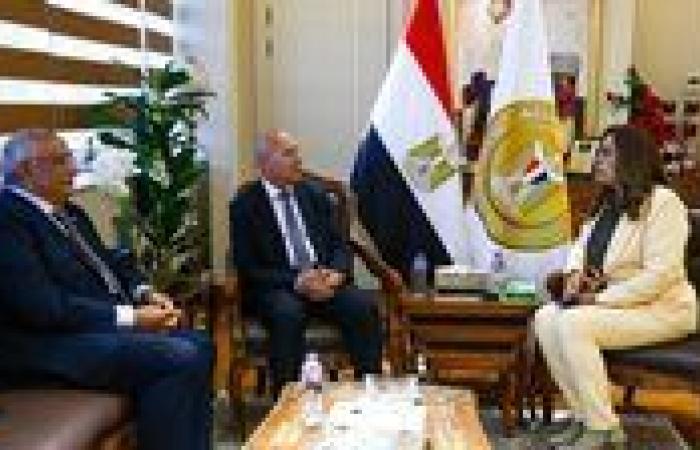 بالبلدي: وزيرة
      التنمية
      المحلية
      تتابع
      مقترحات
      تطوير
      عدد
      من
      الشوارع
      التجارية
      بحي
      مصر
      الجديدة