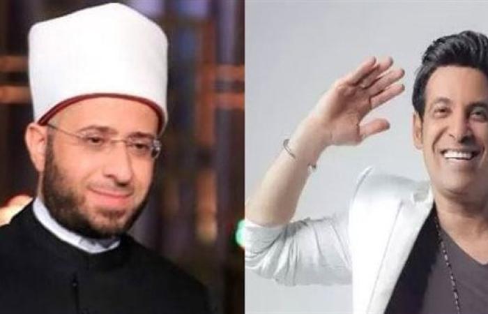 عاجل.."الأزهري والفنان الشعبي".. مشهد تقبيل الأيدي ...