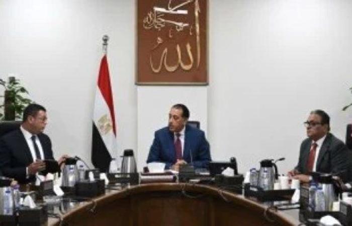 رئيس الوزراء يتابع إجراءات تنفيذ الخطة الاستراتيجية لتحلية مياه البحر