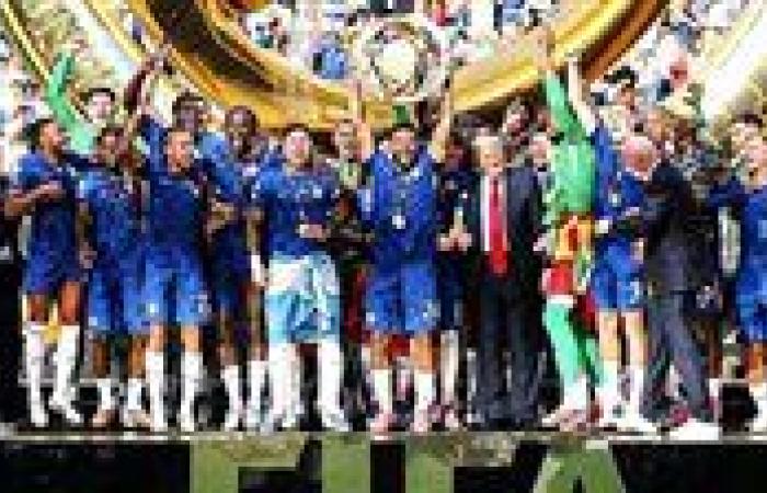صدمة في الكرة العالمية بعد مونديال الأندية.. دونالد ترامب يحتفظ بالكأس الأصلية ويهدي تشيلسي النسخة المقلدة
