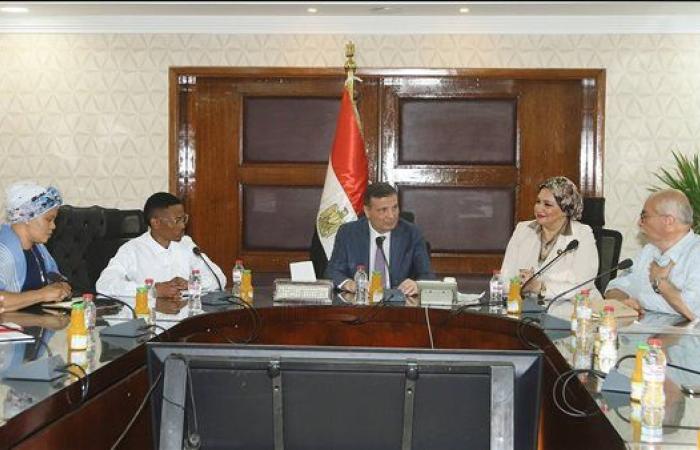 وزير الزراعة يبحث مع وفد النقابة العامة للعاملين بالبنوك والتأمينات بجنوب إفريقيا سبل التعاون