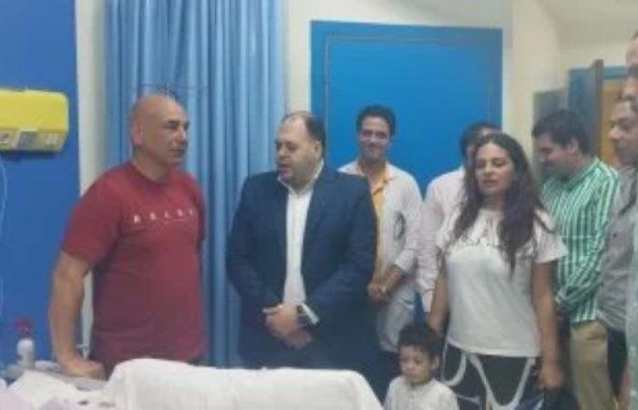 حسام حسن يزور المرضى بمستشفى العجمى خلال تواجده بالإسكندرية